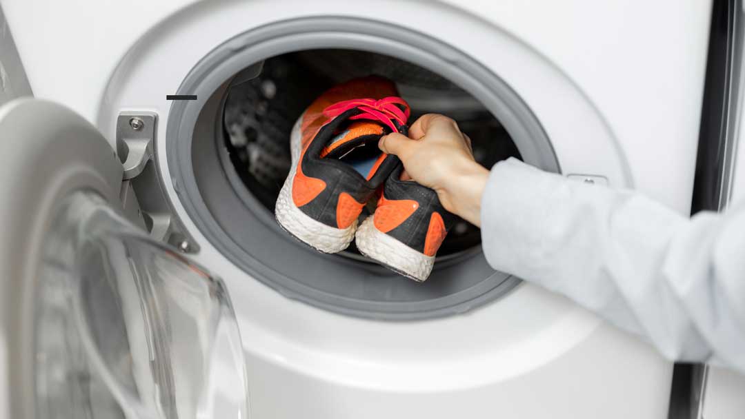 Put your laundry bag with shoes and insole in washing machine