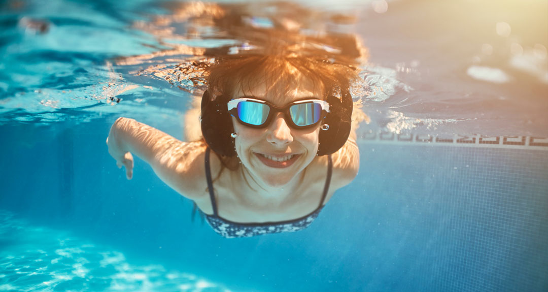 Swimming with wireless earphone